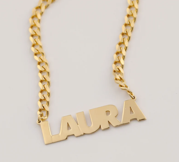 Ketting met naam in hoofdletters en dikke ketting