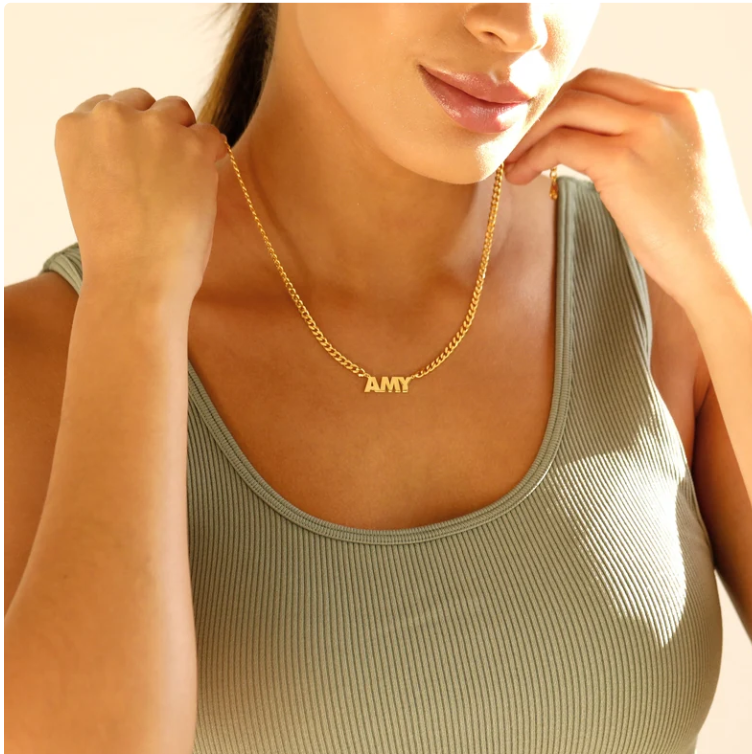 Ketting met naam in hoofdletters en dikke ketting