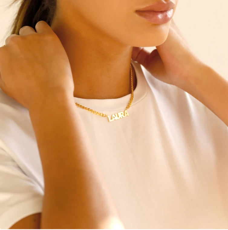 Ketting met naam in hoofdletters en dikke ketting