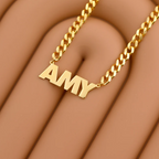 Ketting met naam in hoofdletters en dikke ketting