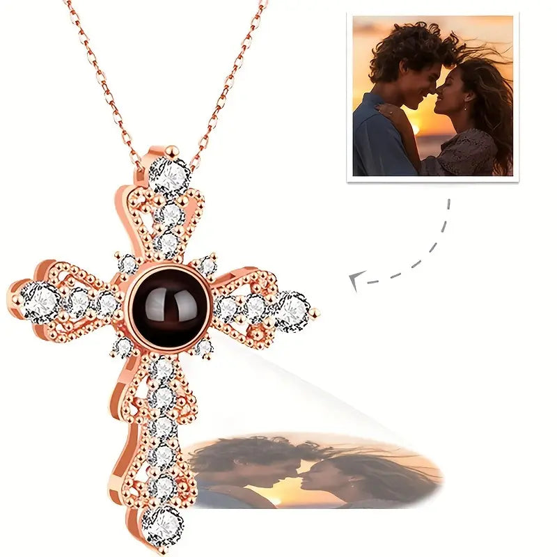 PRE ORDEN - COLLAR CRUZ CIRCONES CON FOTO PROYECCION