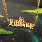 COLLAR CON NOMBRE CON CORONA MAYUSCULAS OLD ENGLISH