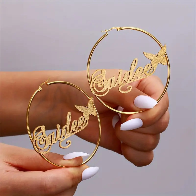 ARETES HOOPS CON NOMBRE Y MARIPOSAS