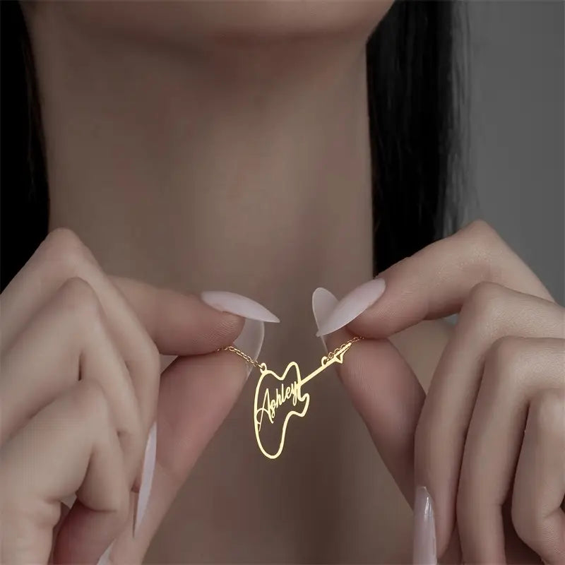 COLLAR NOMBRE CON GUITARRA