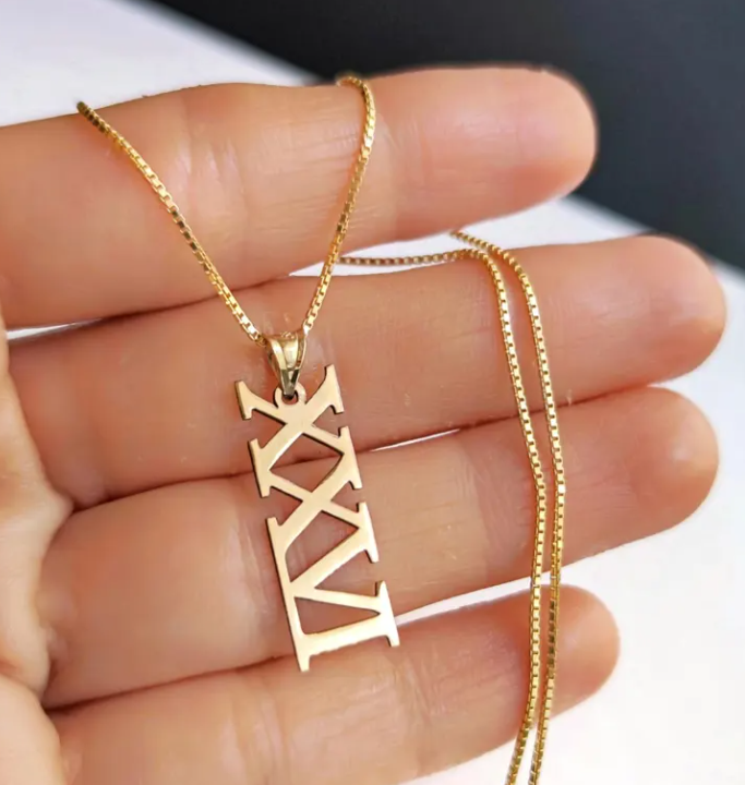 COLLAR CON NÚMEROS ROMANOS VERTICAL