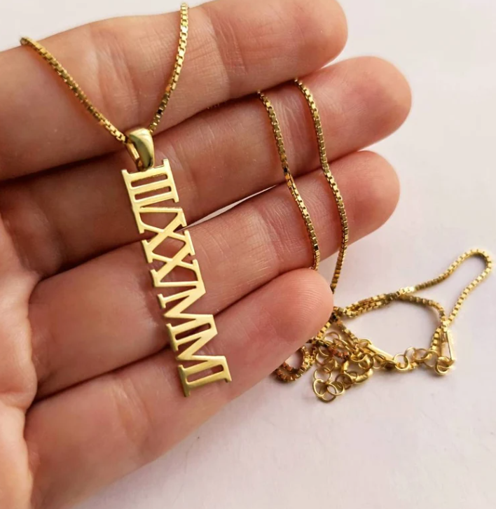 COLLAR CON NÚMEROS ROMANOS VERTICAL