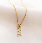 COLLAR CON NÚMEROS ROMANOS VERTICAL