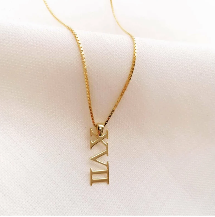 COLLAR CON NÚMEROS ROMANOS VERTICAL