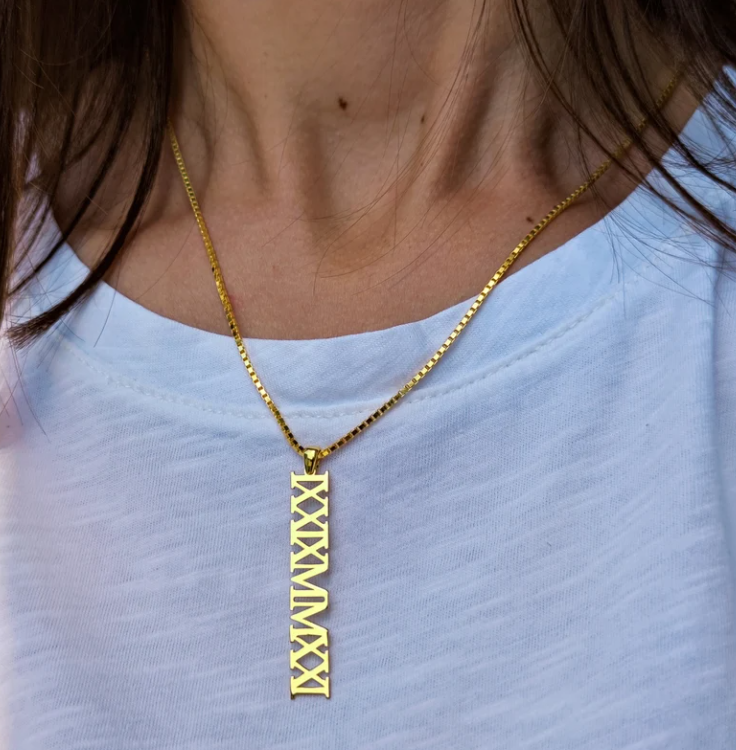 COLLAR CON NÚMEROS ROMANOS VERTICAL